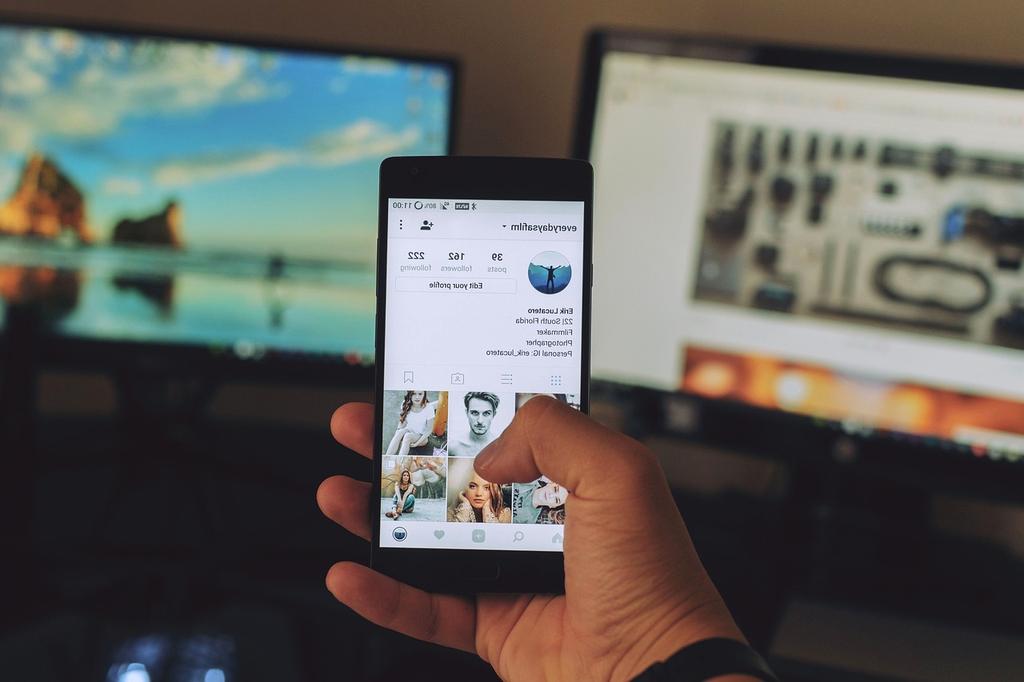 Holographic diagnostic interface display